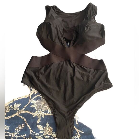 H&M med V-neck swimsuit. Two-part section at back, cut-out sections at sides - Picture 4 of 11